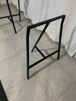 Mesa escritorio cristal con caballetes metálicos