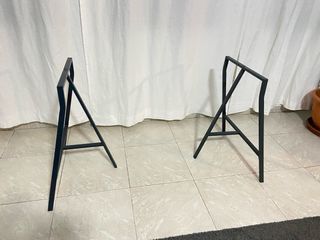 Mesa escritorio cristal con caballetes metálicos