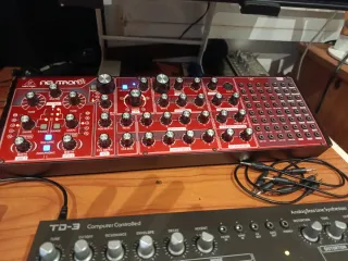 Sintetizador Behringer Neutron Semi-Modular Rojo