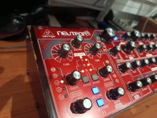 Sintetizador Behringer Neutron Semi-Modular Rojo