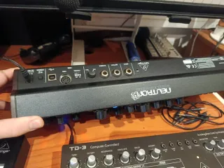Sintetizador Behringer Neutron Semi-Modular Rojo