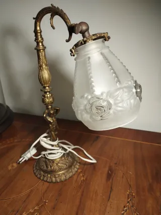 Lámpara de mesa antigua dorada