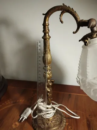 Lámpara de mesa antigua dorada