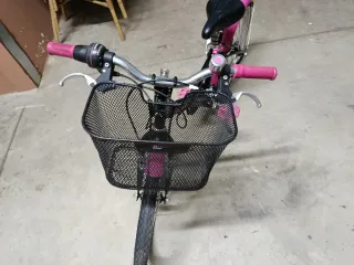 Bicicleta niña Btwin rosa con cesta