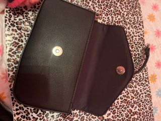 Bolso negro con tachuelas