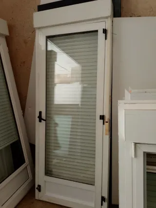 Balconera aluminio con persiana 90x228 como nueva