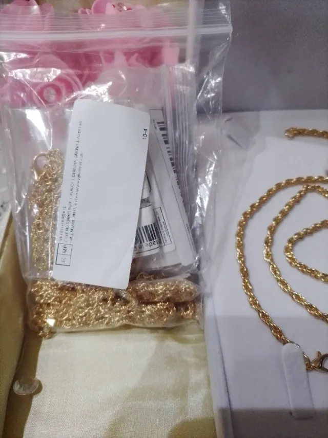 Cadenas de cordón doradas