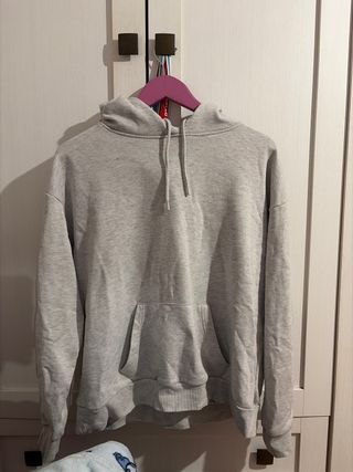 Sudadera gris con capucha