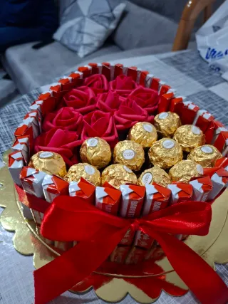 Tarta Corazón Chocolates y Flores