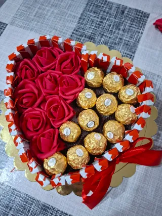 Tarta Corazón Chocolates y Flores