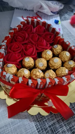 Tarta Corazón Chocolates y Flores