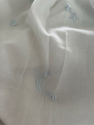 Cortina infantil con estrellas y lunas