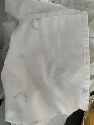 Cortina infantil con estrellas y lunas