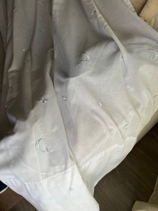 Cortina infantil con estrellas y lunas