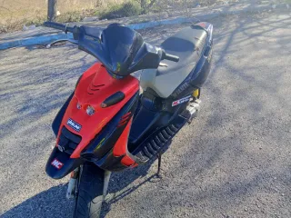 Beta Ark Scooter Rojo y Negro