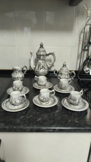 Juego de café antiguo con relieve..una taza pegada