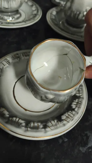 Juego de café antiguo con relieve..una taza pegada