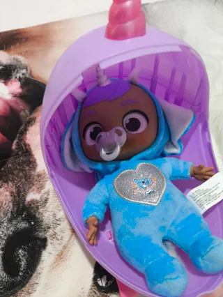 Bebe unicornio con cuna