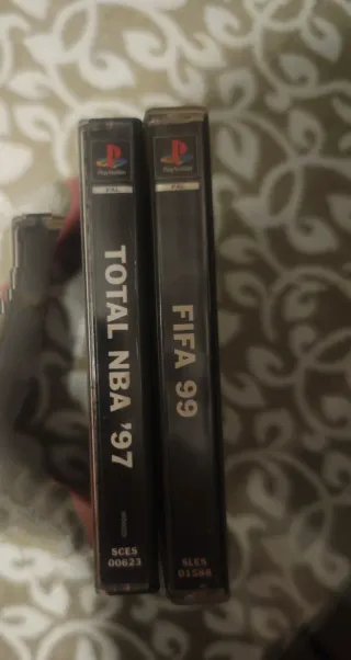 Lote PS1: NBA Total 97, FIFA 99 y Mando Sony PS1