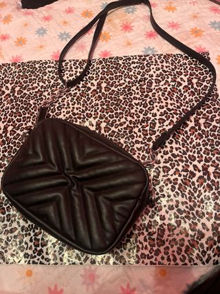 Bolso negro acolchado con cadena