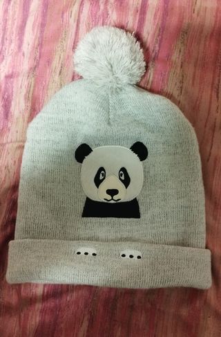 Gorro de lana con pompón y oso panda
