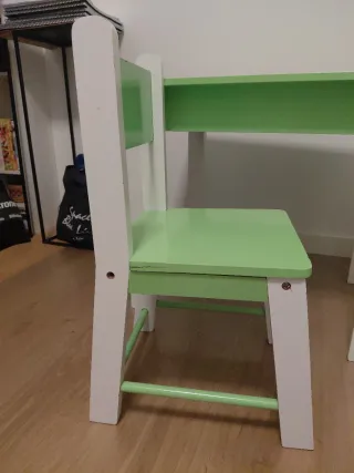 Escritorio y silla infantil verde