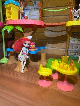 Cafetería Enchantimals con 6 muñecas y 7 mascotas