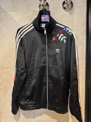Chaqueta Adidas Originals Negra con Flores