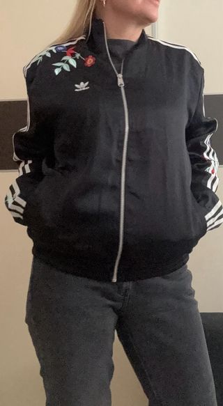Chaqueta Adidas Originals Negra con Flores