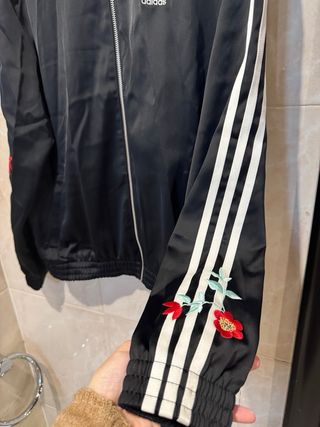 Chaqueta Adidas Originals Negra con Flores