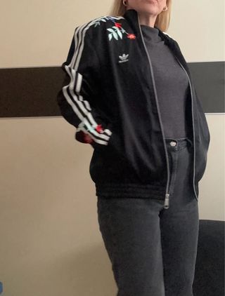 Chaqueta Adidas Originals Negra con Flores