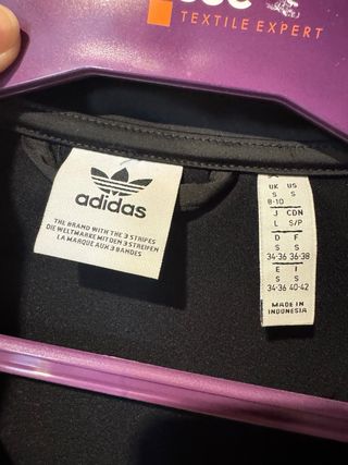 Chaqueta Adidas Originals Negra con Flores