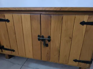 Aparador de madera rústico con puertas