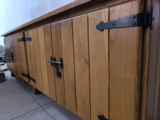 Aparador de madera rústico con puertas