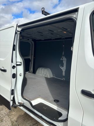 Furgoneta Nissan nv 300 2017 con 158000km 11900