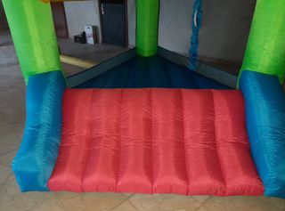 Castillo hinchable triangular Little Tikes