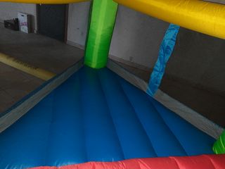 Castillo hinchable triangular Little Tikes