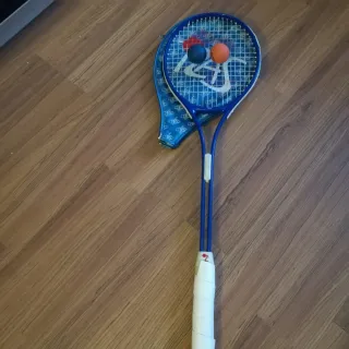 Raqueta de squash azul con dos pelotas