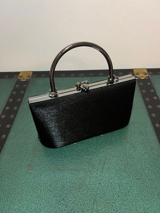 Borsa nera elegante con manico rigido