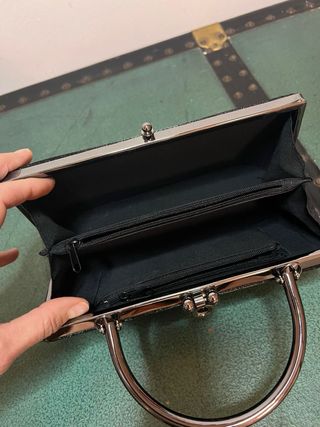 Borsa nera elegante con manico rigido