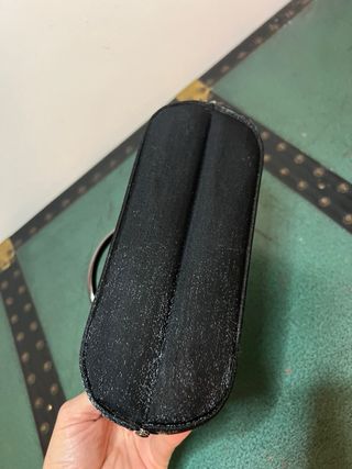 Borsa nera elegante con manico rigido