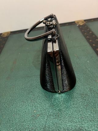 Borsa nera elegante con manico rigido