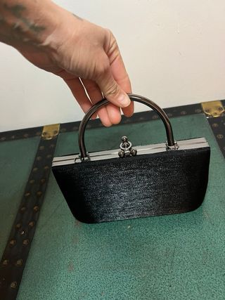 Borsa nera elegante con manico rigido