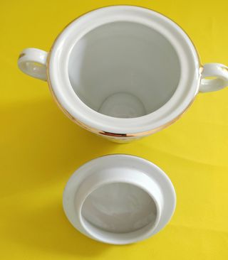 Azucarero de porcelana con tapa