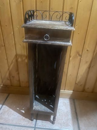 Mesita auxiliar madera tallada forja