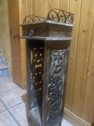 Mesita auxiliar madera tallada forja