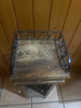Mesita auxiliar madera tallada forja