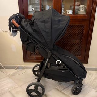 Silla de paseo negra para niños grandes.