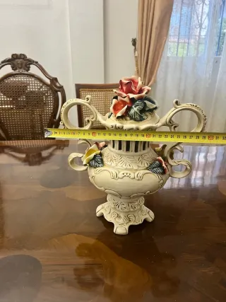 Jarrón decorativo floral beige