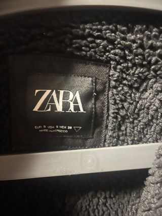 Chaqueta tejana negra Zara con borrego